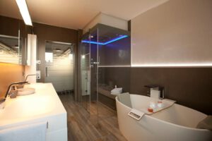 Große begehbare Dusche mit Glaswand Ulrich Amberg